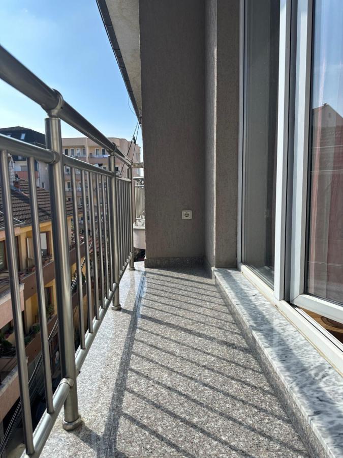 Spacious 3-Bedroom Condo Next To City Center Priştine Dış mekan fotoğraf