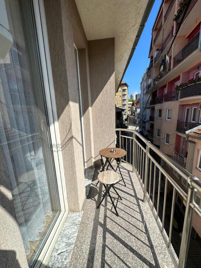 Spacious 3-Bedroom Condo Next To City Center Priştine Dış mekan fotoğraf
