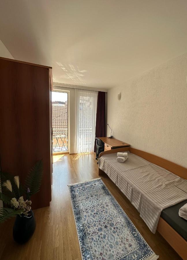 Spacious 3-Bedroom Condo Next To City Center Priştine Dış mekan fotoğraf